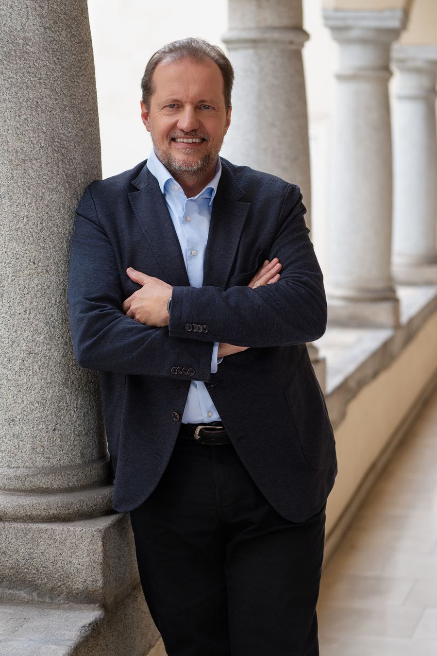 Georg Redlhammer im Sakko, an eine Säule gelehnt